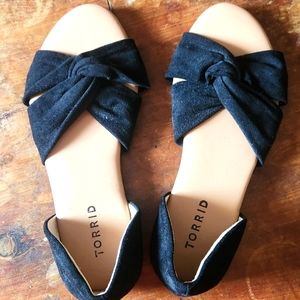 Torrid flat sandals black faux suede size 8 WW